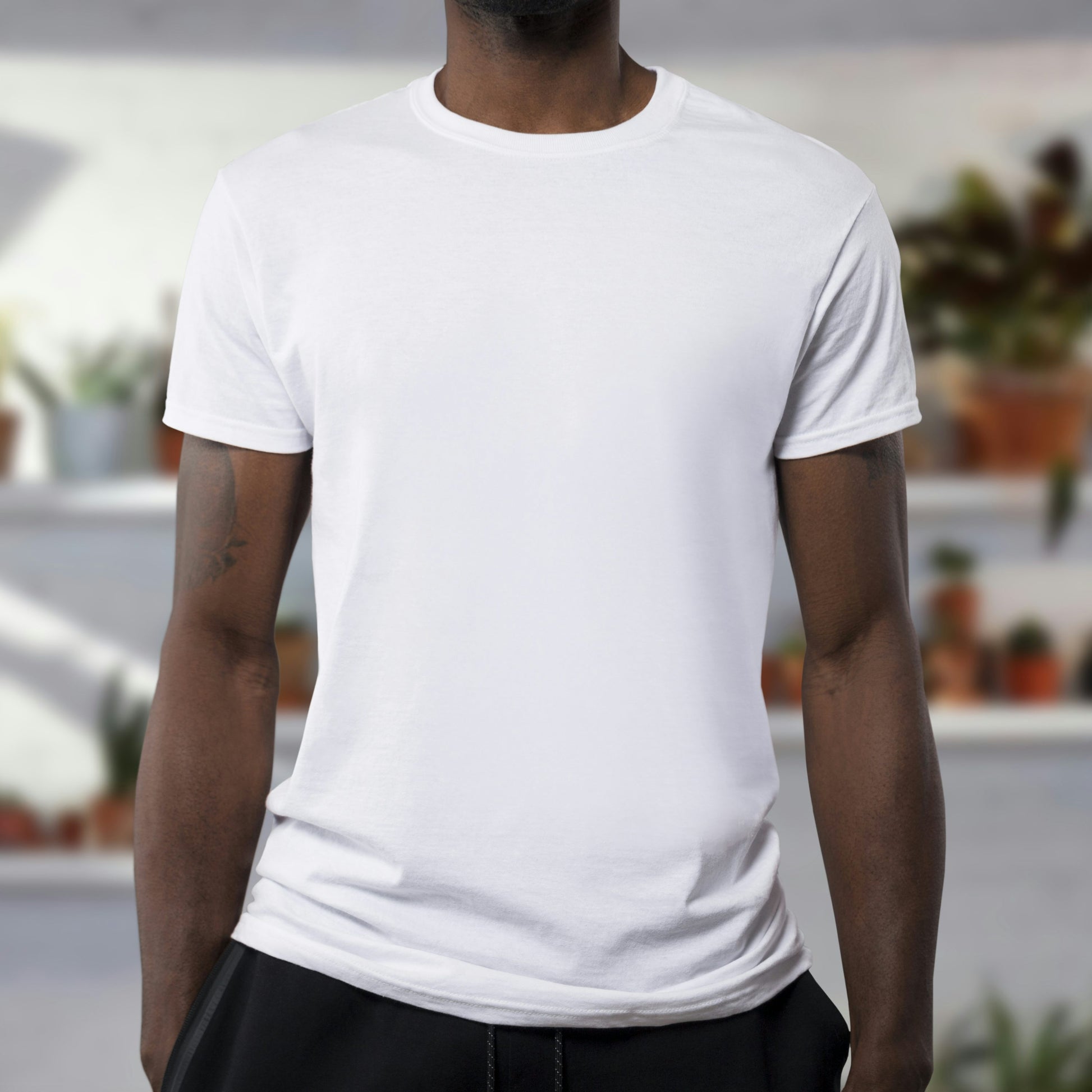 T-shirt blanc porté, vue buste sans visage