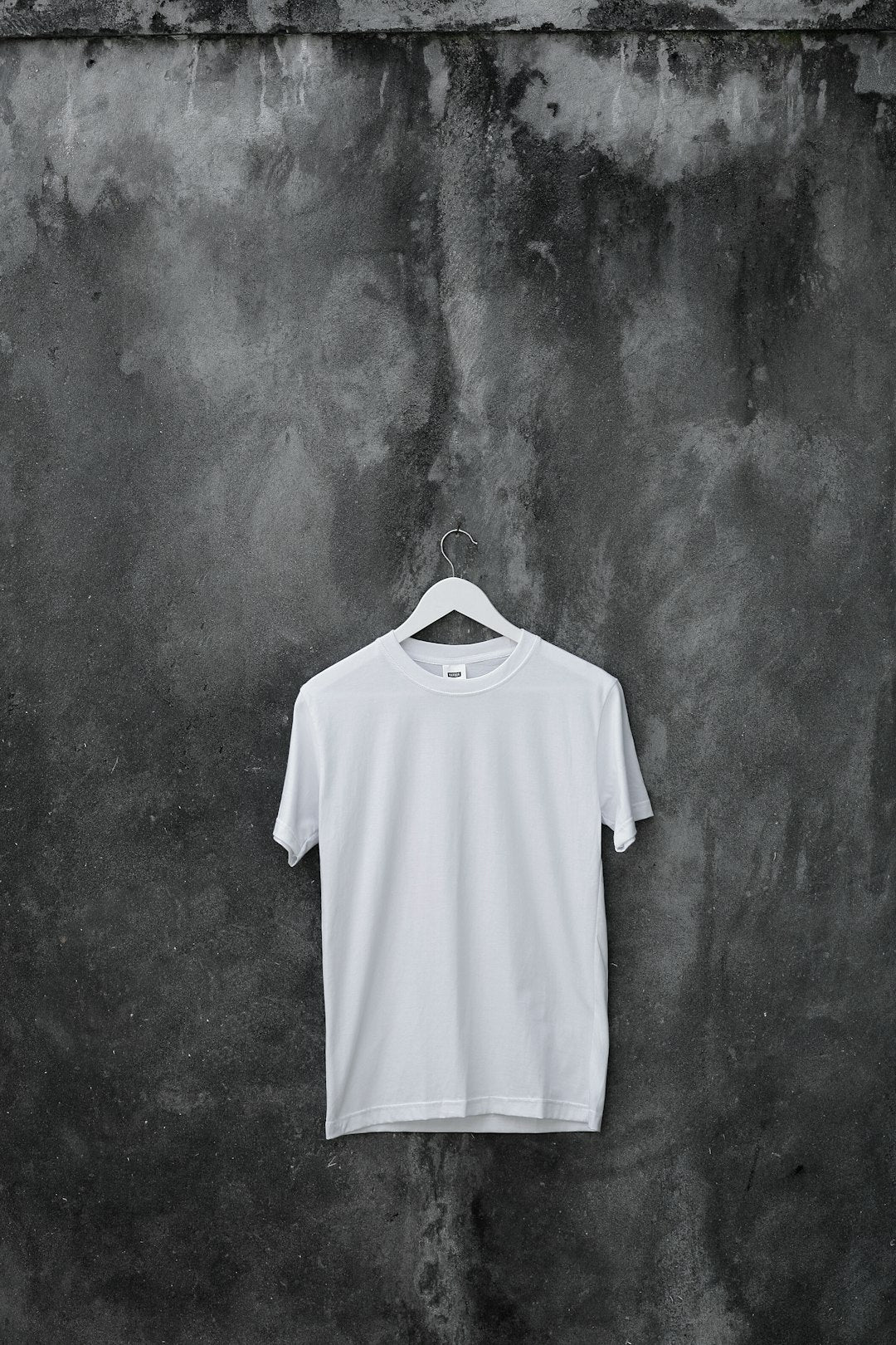 T-shirt blanc suspendu sur fond sombre