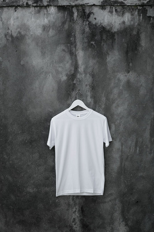 T-shirt blanc suspendu sur fond sombre