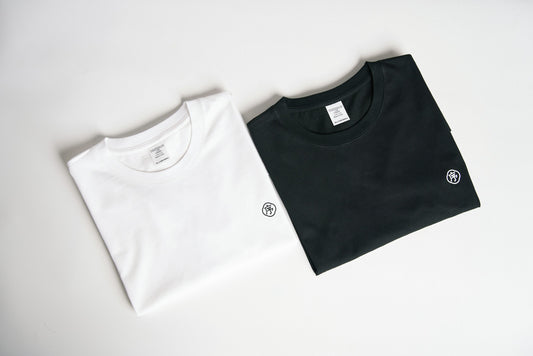 Deux t-shirts noir et blanc posés côte à côte