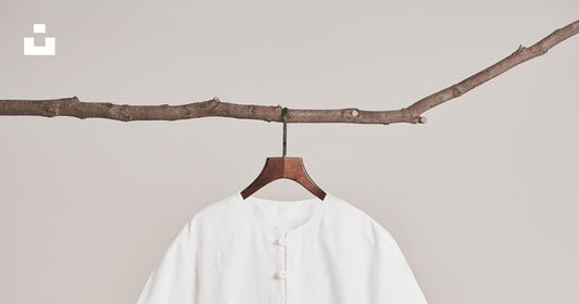 Chemise ou tee blanc suspendu sur une branche
